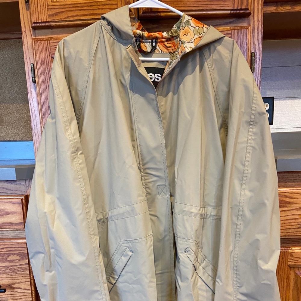 Totes tan raincoat/trench coat. Size large.